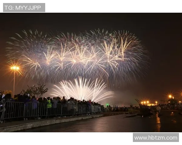 意大利足球明星共赏烟花绚烂夜空展现激情与梦想